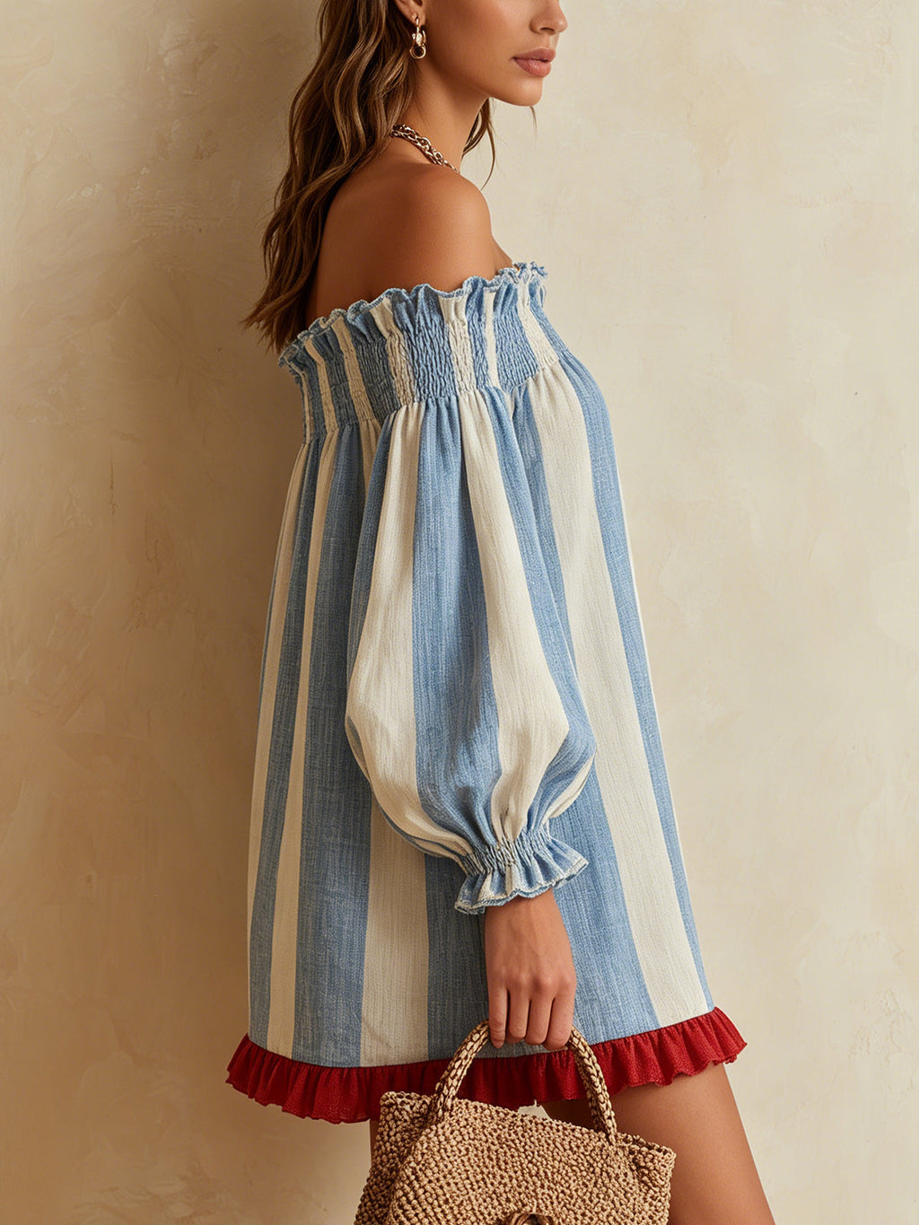 Ondine | Mini-jurk met blauw-witte strepen, ontblote schouders en contrasterende zoom