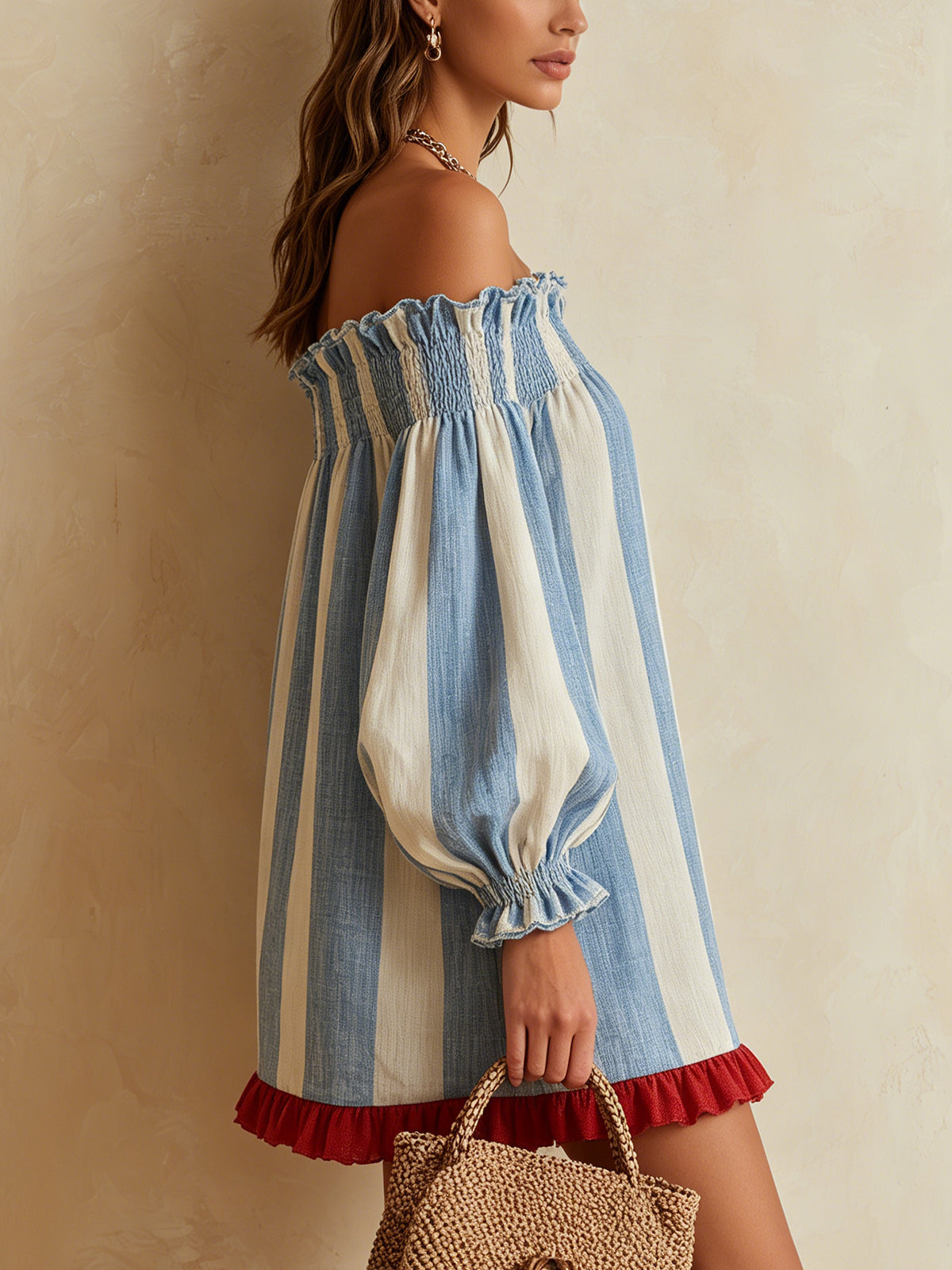 Ondine | Mini-jurk met blauw-witte strepen, ontblote schouders en contrasterende zoom