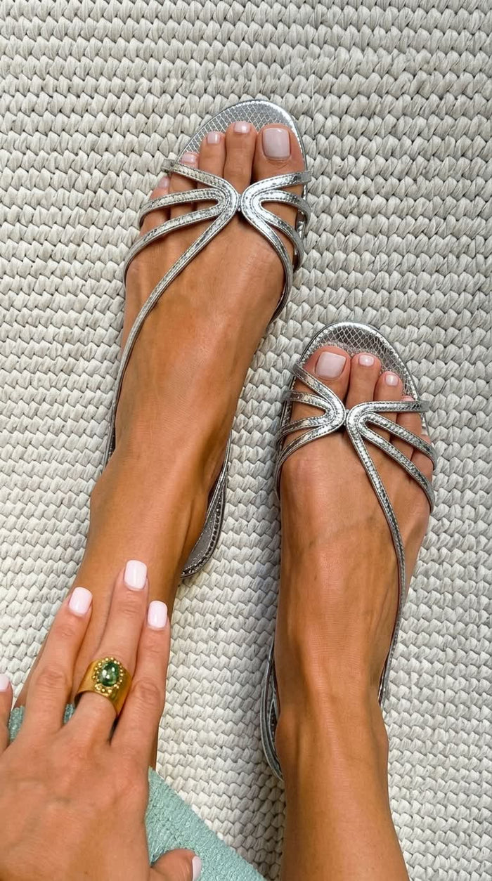 Sofia | Gouden sandalen, zomerse essentie