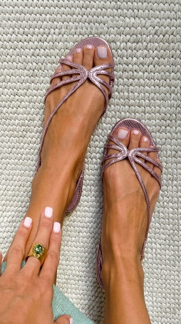 Sofia | Gouden sandalen, zomerse essentie