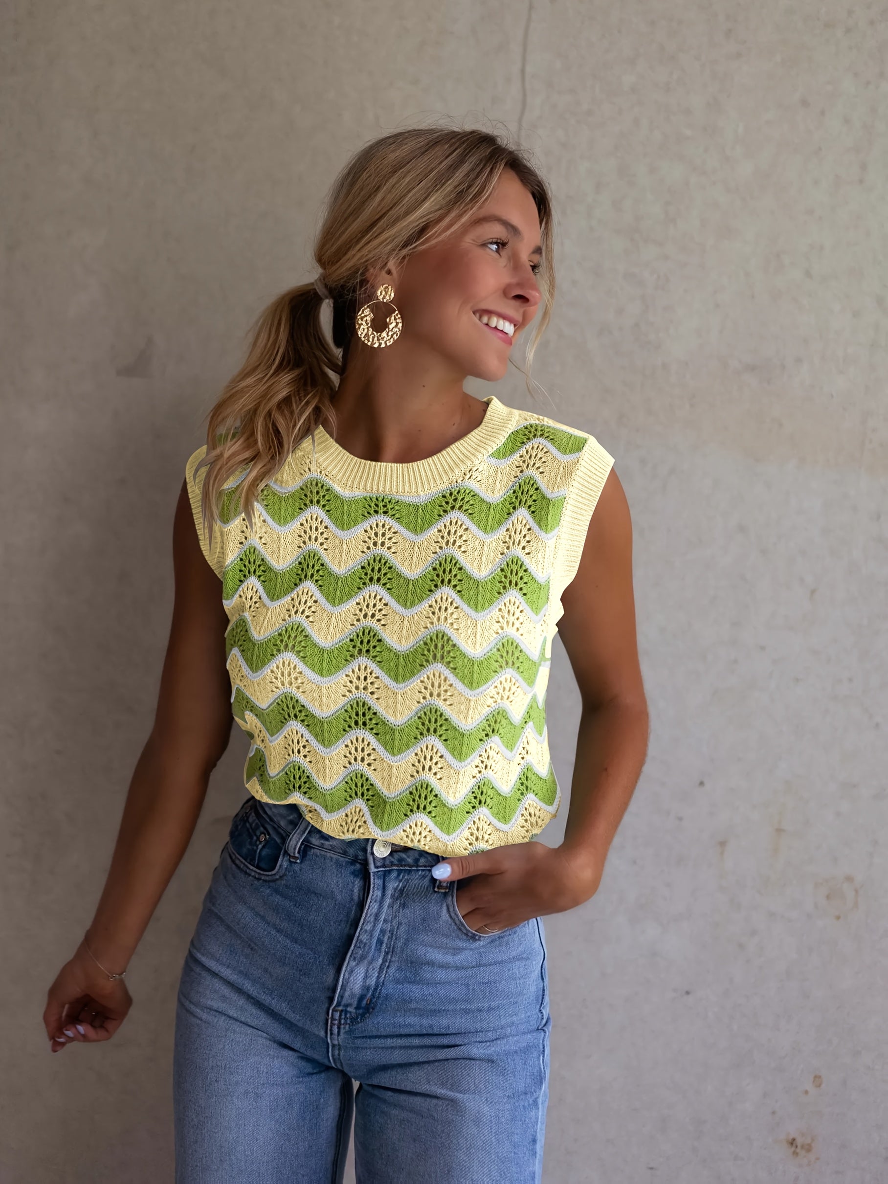 Véronique™ — Mouwloos Kabelgebreid Vest met Contrasterende Halslijn