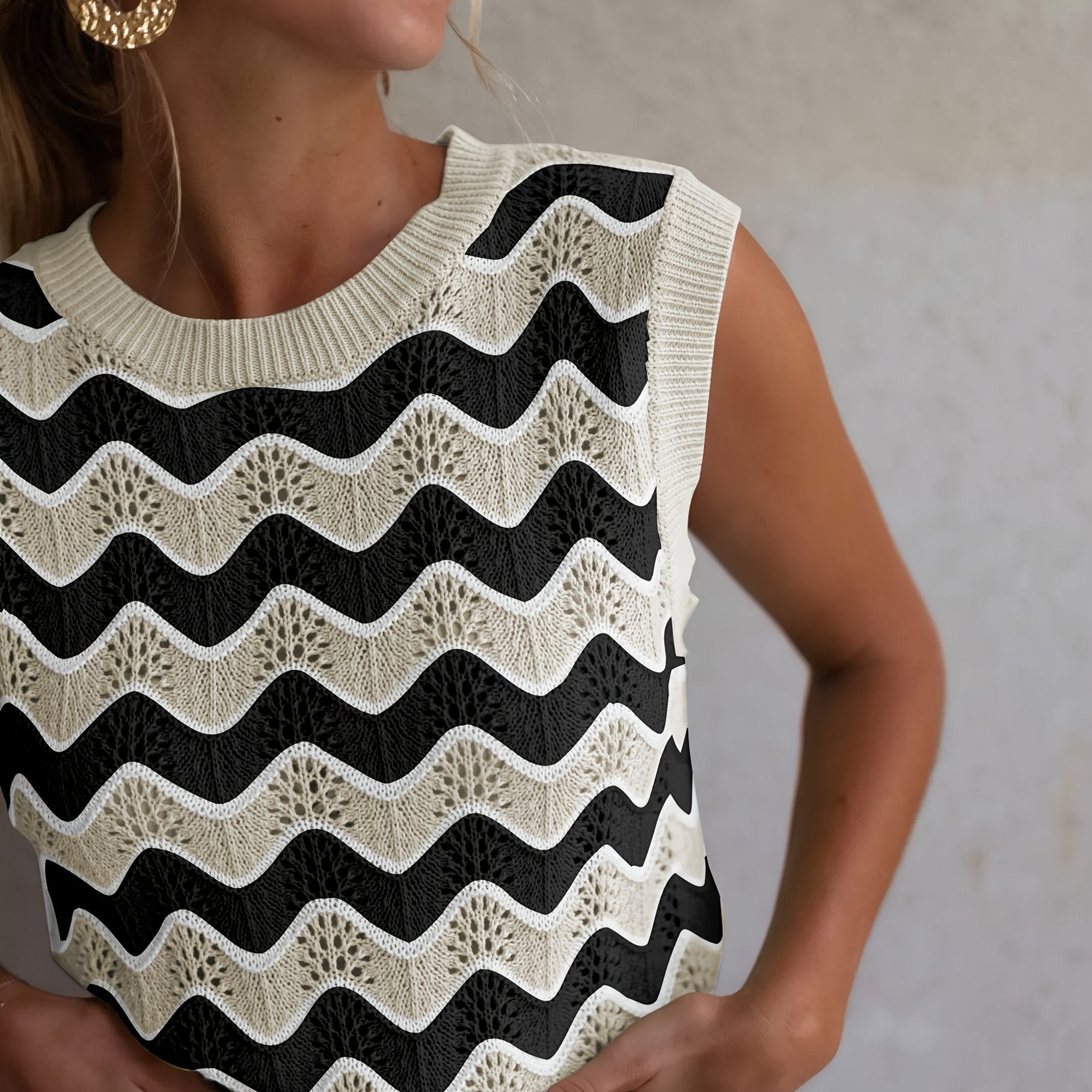 Véronique™ — Mouwloos Kabelgebreid Vest met Contrasterende Halslijn