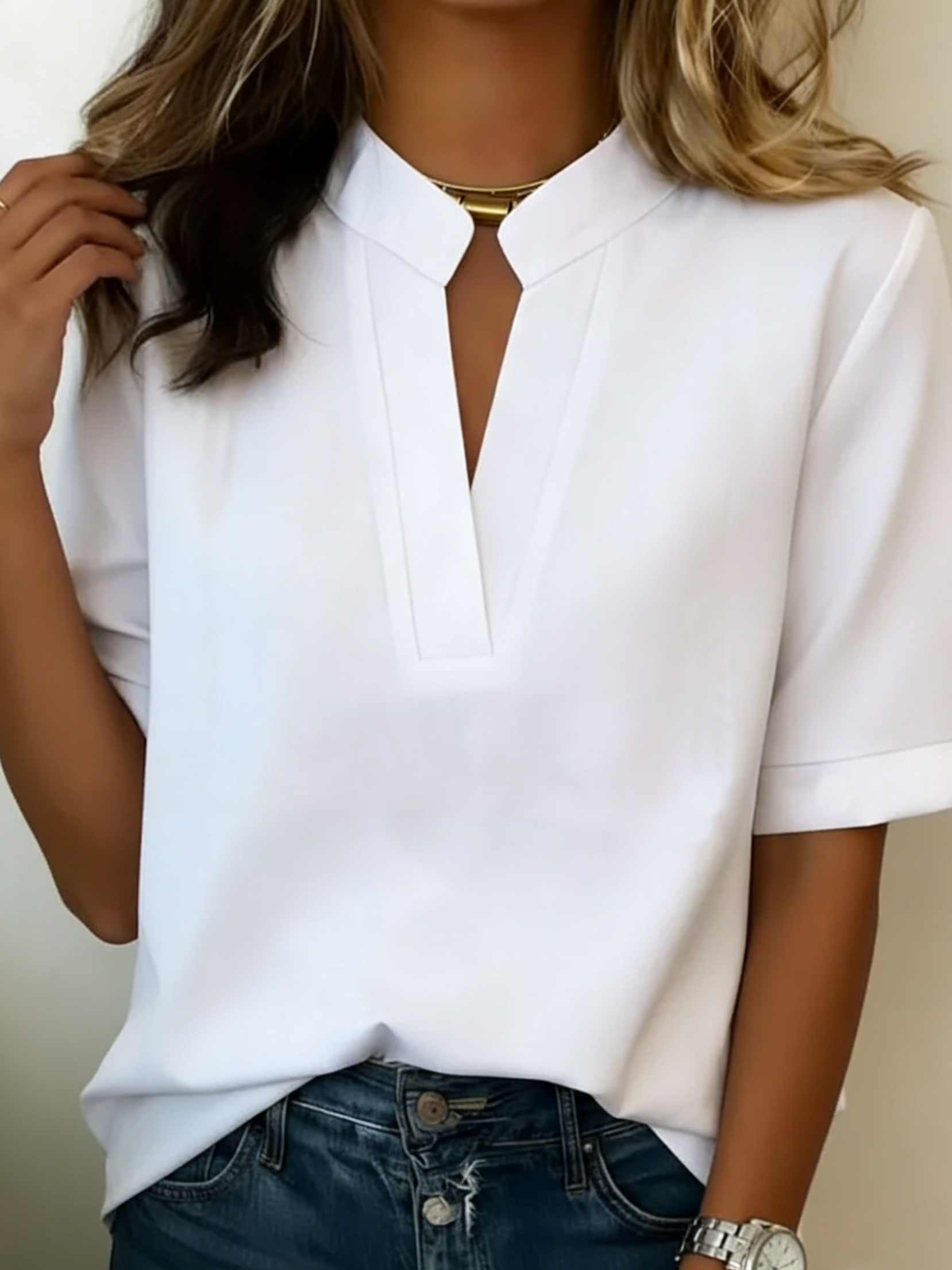 Camille | Chique blouse met V-hals en gouden detail