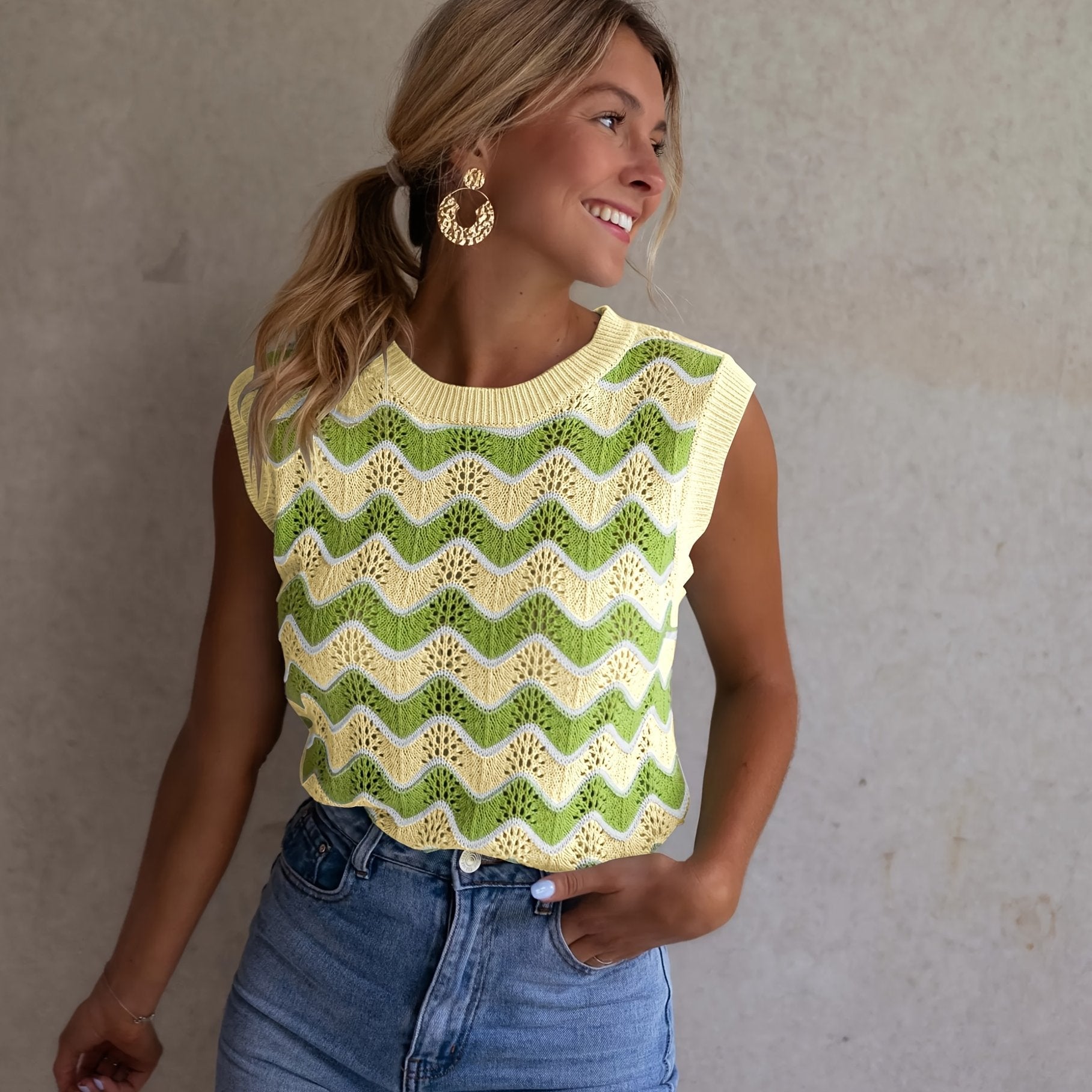 Véronique™ — Mouwloos Kabelgebreid Vest met Contrasterende Halslijn