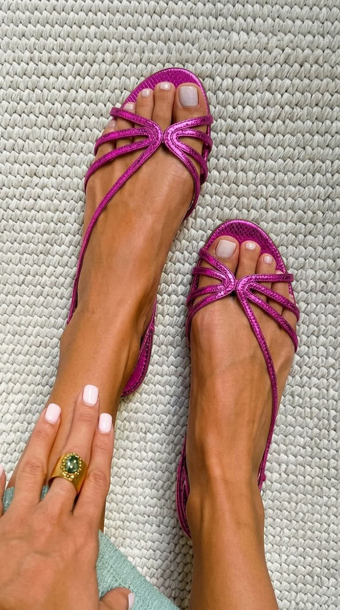 Sofia | Gouden sandalen, zomerse essentie