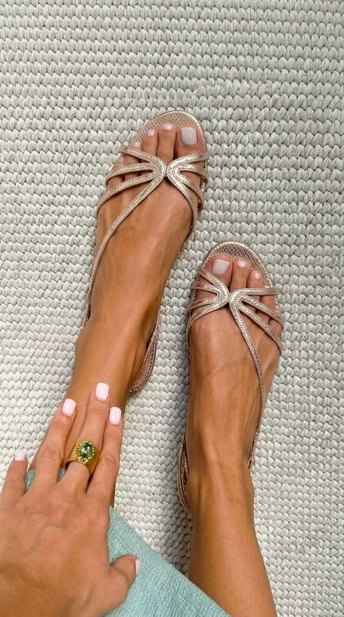 Sofia | Gouden sandalen, zomerse essentie
