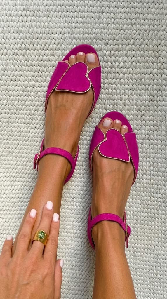 Roze sandalen met open teen, enkelbandje en hartmotief
