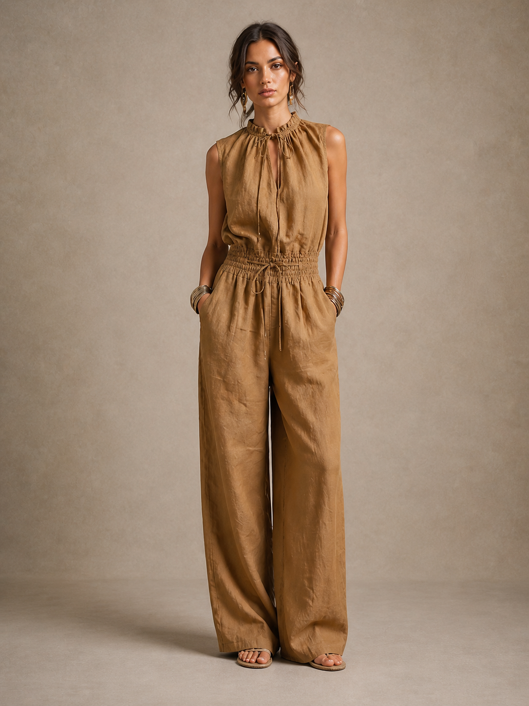 Zenaide | Elegante camelkleurige jumpsuit met hoge hals en wijde broekspijpen