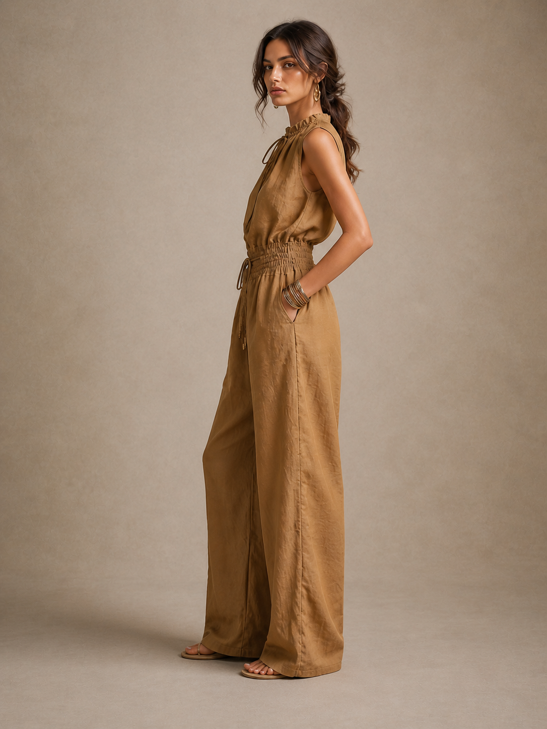 Zenaide | Elegante camelkleurige jumpsuit met hoge hals en wijde broekspijpen