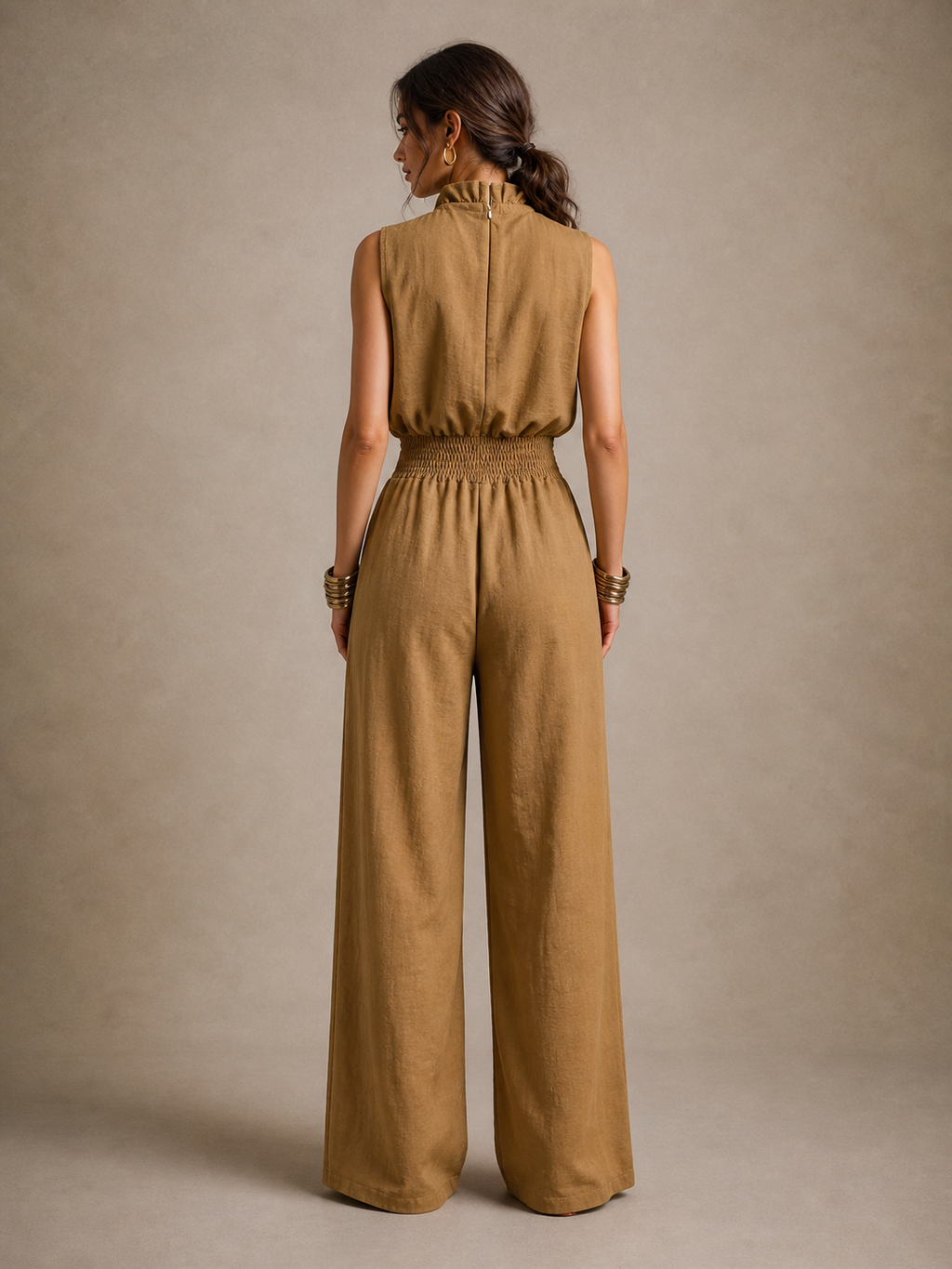 Zenaide | Elegante camelkleurige jumpsuit met hoge hals en wijde broekspijpen