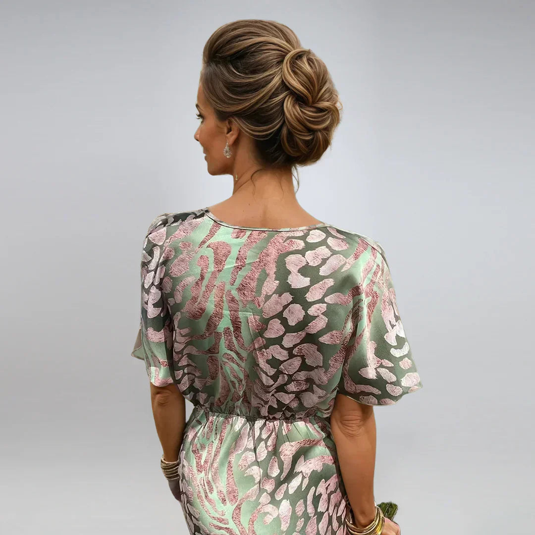 Kelsey™ — Maxijurk met V-hals en Gedraaide Details