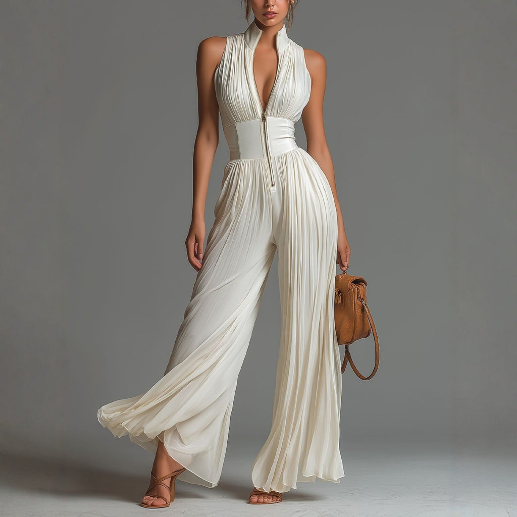 Witte chiffon-jumpsuit zonder mouwen met V-hals, rits en geplooide wijde pijpen.