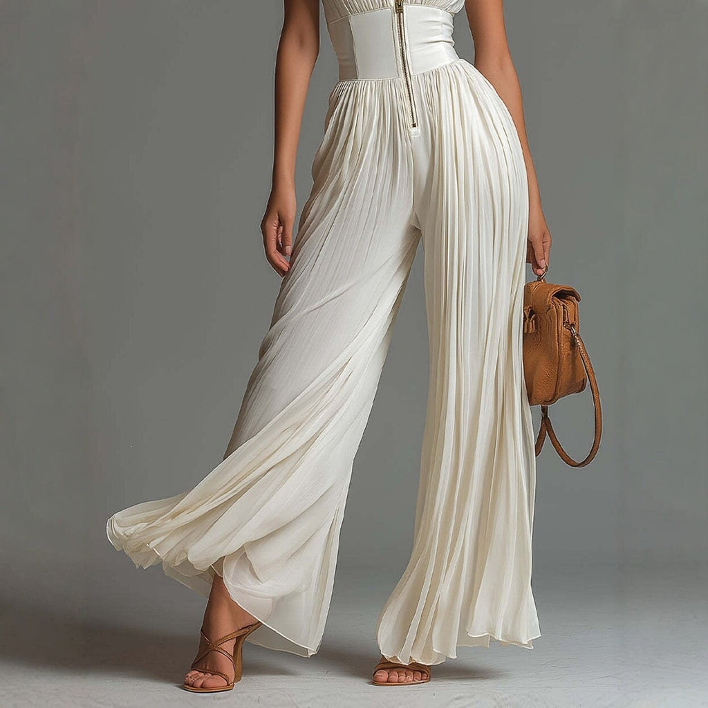 Witte chiffon-jumpsuit zonder mouwen met V-hals, rits en geplooide wijde pijpen.