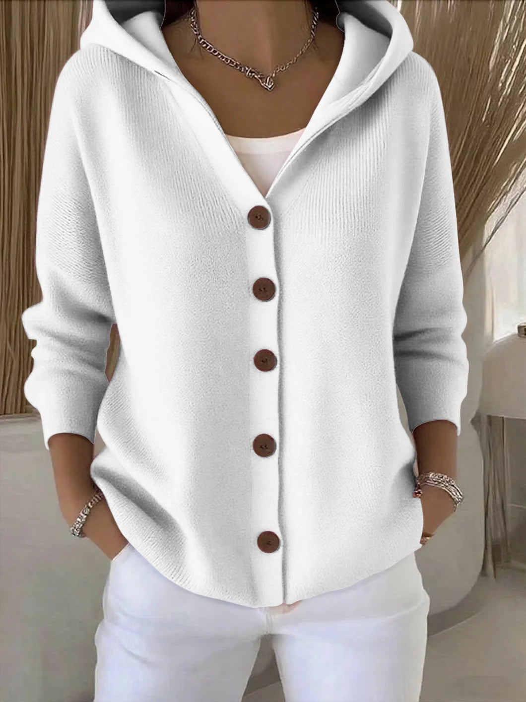 Nora – Gebreid Vest met Capuchon en Knoopsluiting