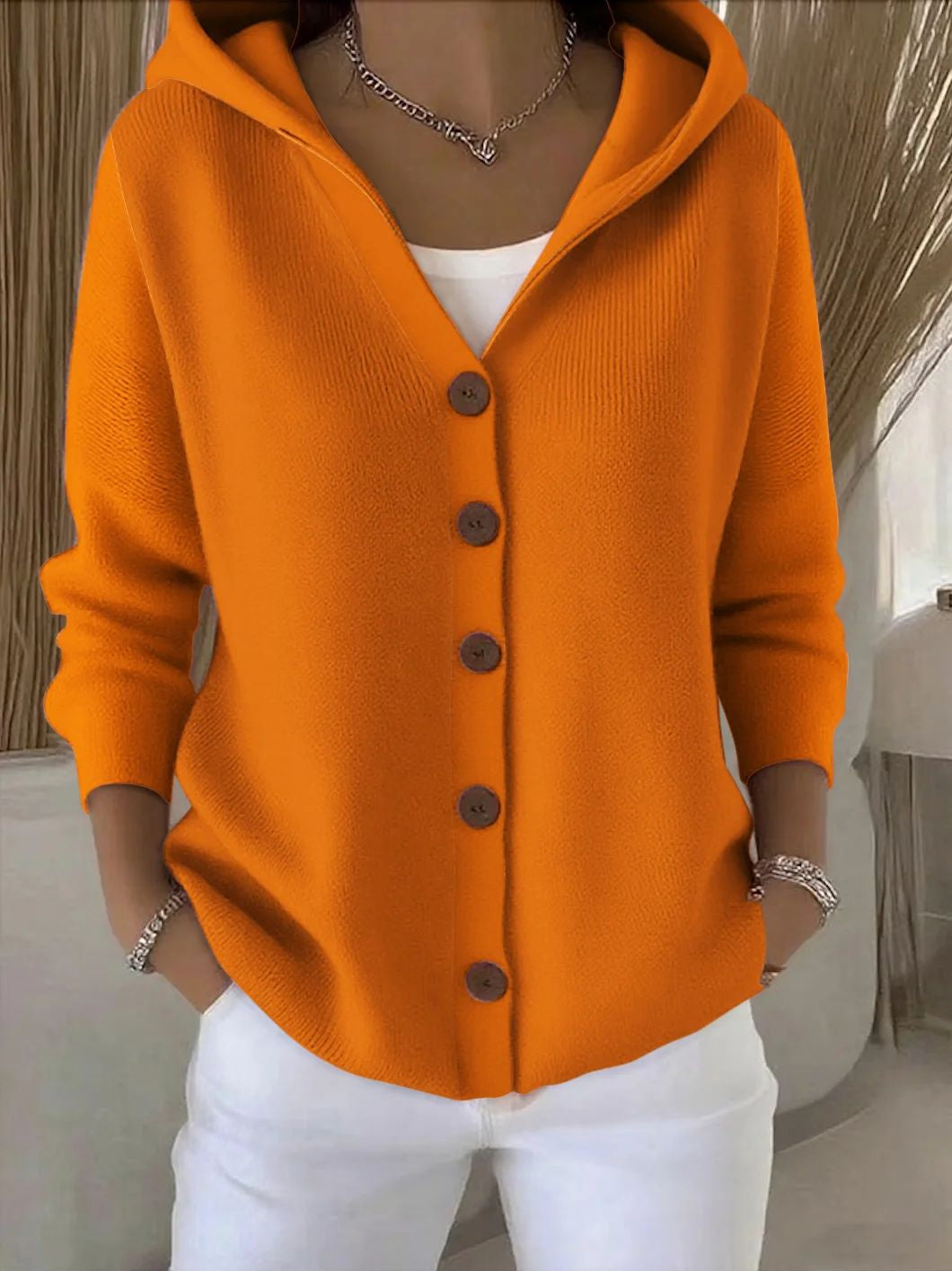 Nora – Gebreid Vest met Capuchon en Knoopsluiting