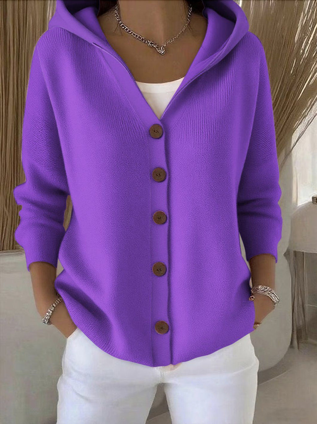 Nora – Gebreid Vest met Capuchon en Knoopsluiting