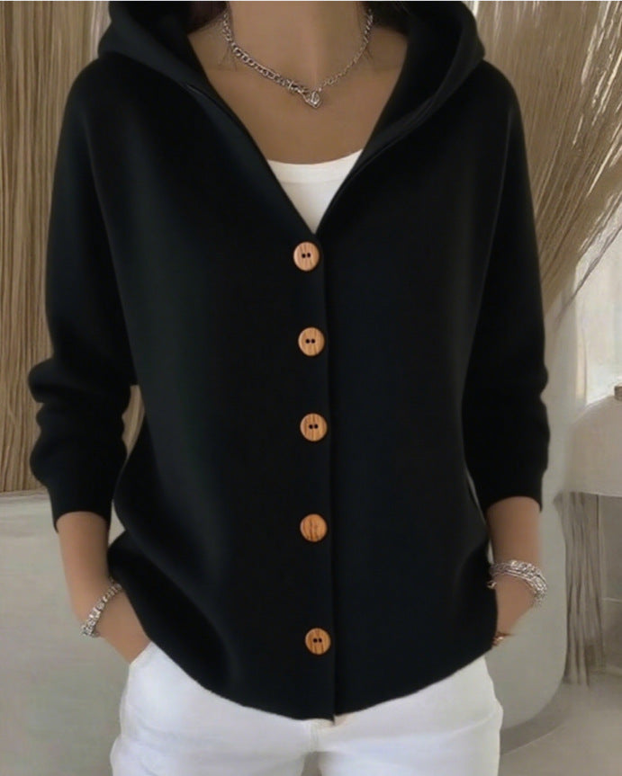 Nora – Gebreid Vest met Capuchon en Knoopsluiting