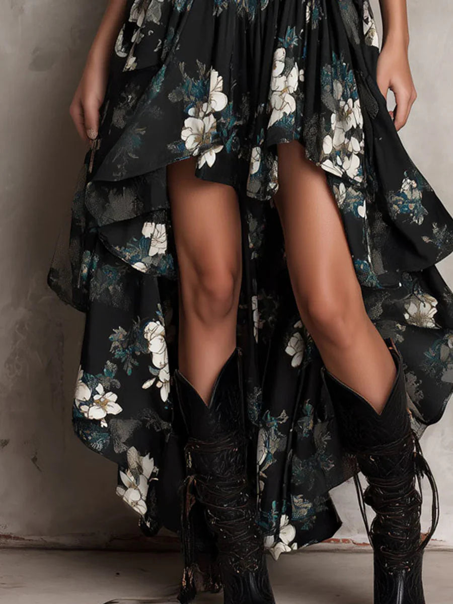 Lange zwarte straploze jurk in boho-stijl met bloemenprint en asymmetrische snit