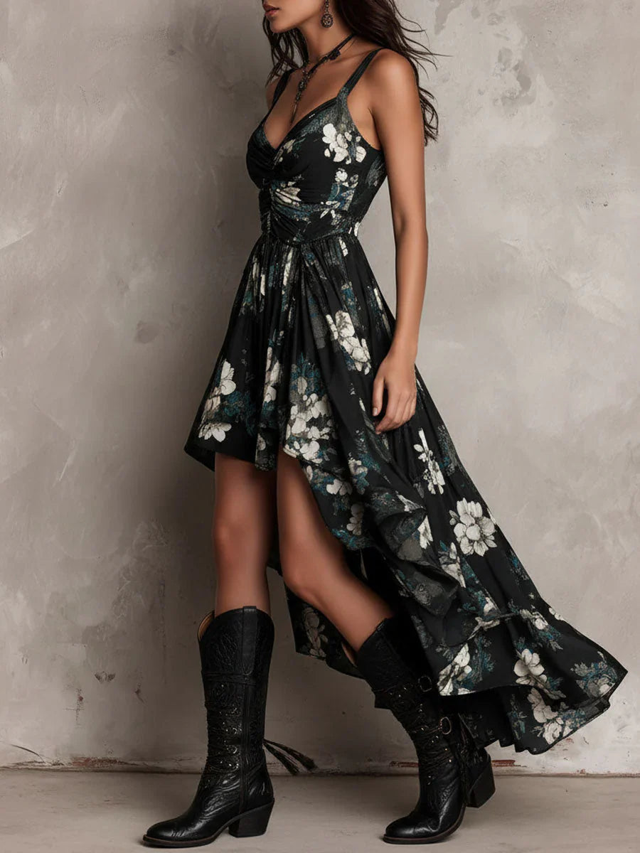 Lange zwarte straploze jurk in boho-stijl met bloemenprint en asymmetrische snit