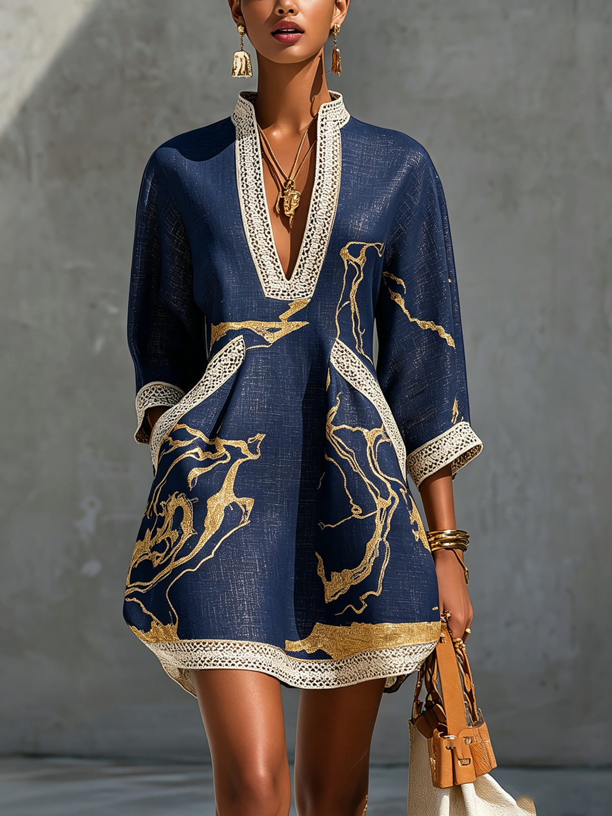 Cosette | Minijurk met gehaakte kant in marineblauw met gouden motieven en V-hals