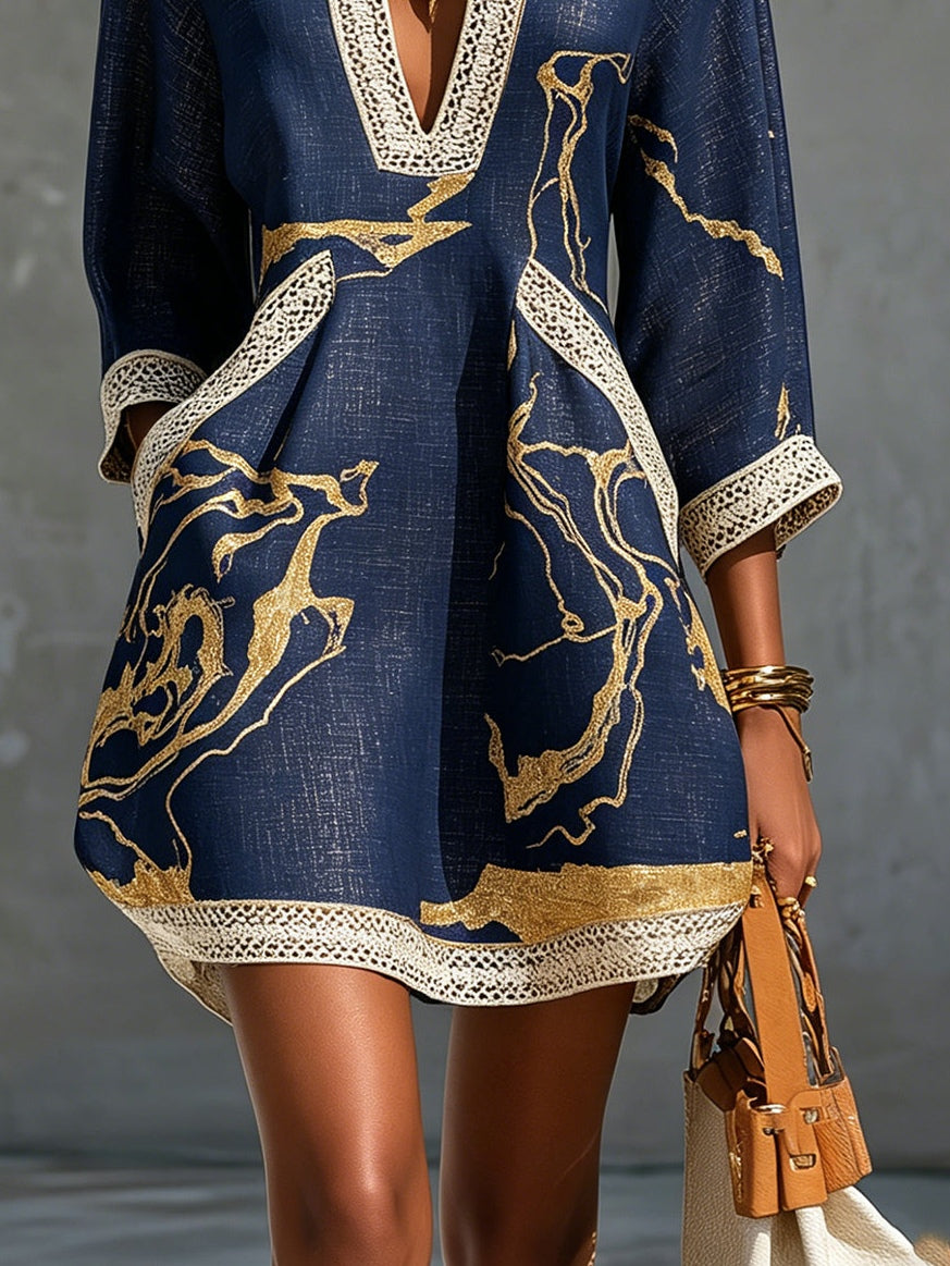 Cosette | Minijurk met gehaakte kant in marineblauw met gouden motieven en V-hals