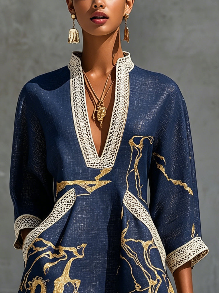 Cosette | Minijurk met gehaakte kant in marineblauw met gouden motieven en V-hals