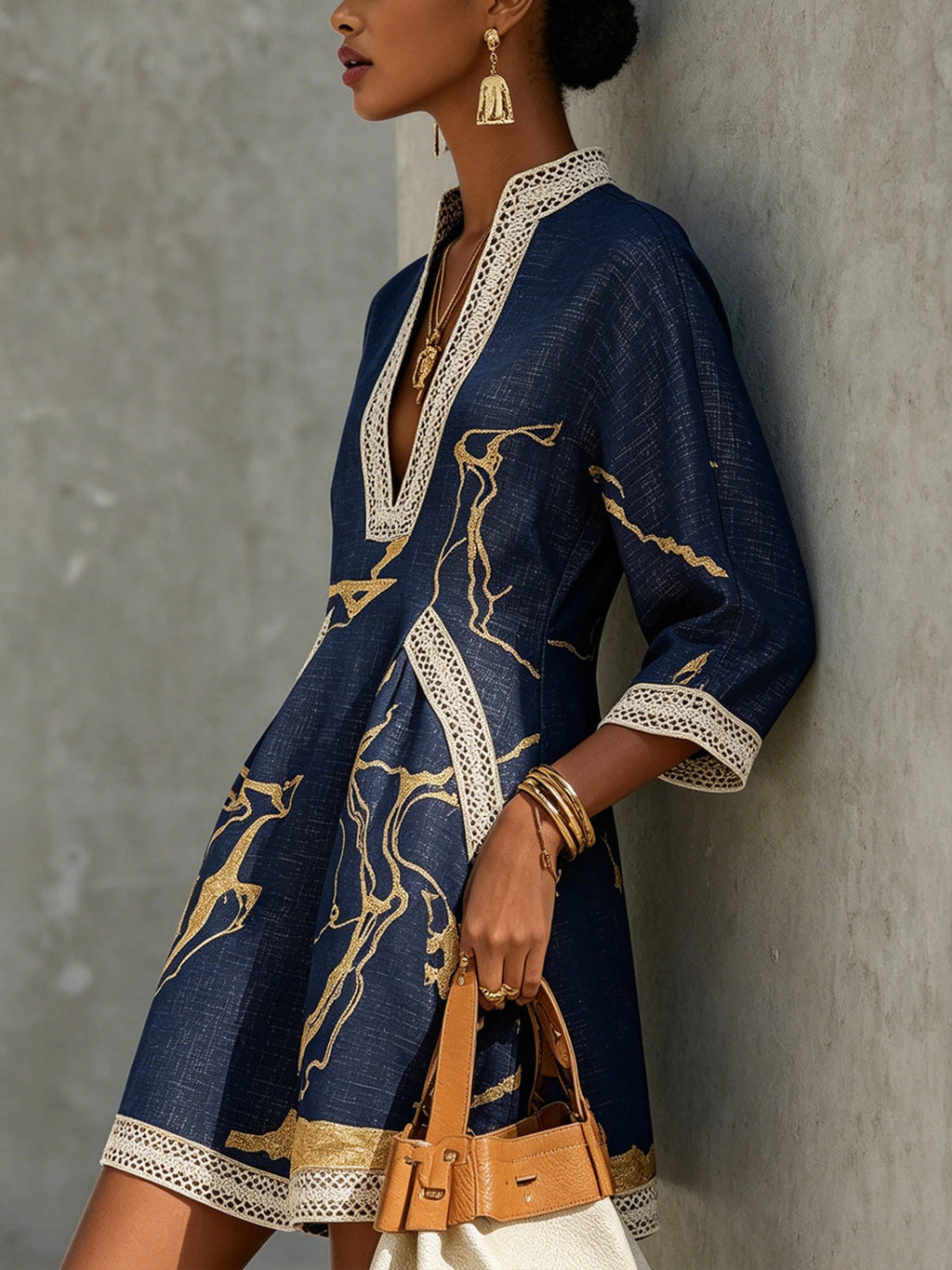 Cosette | Minijurk met gehaakte kant in marineblauw met gouden motieven en V-hals