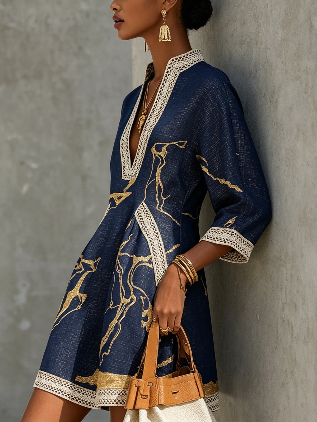 Cosette | Minijurk met gehaakte kant in marineblauw met gouden motieven en V-hals