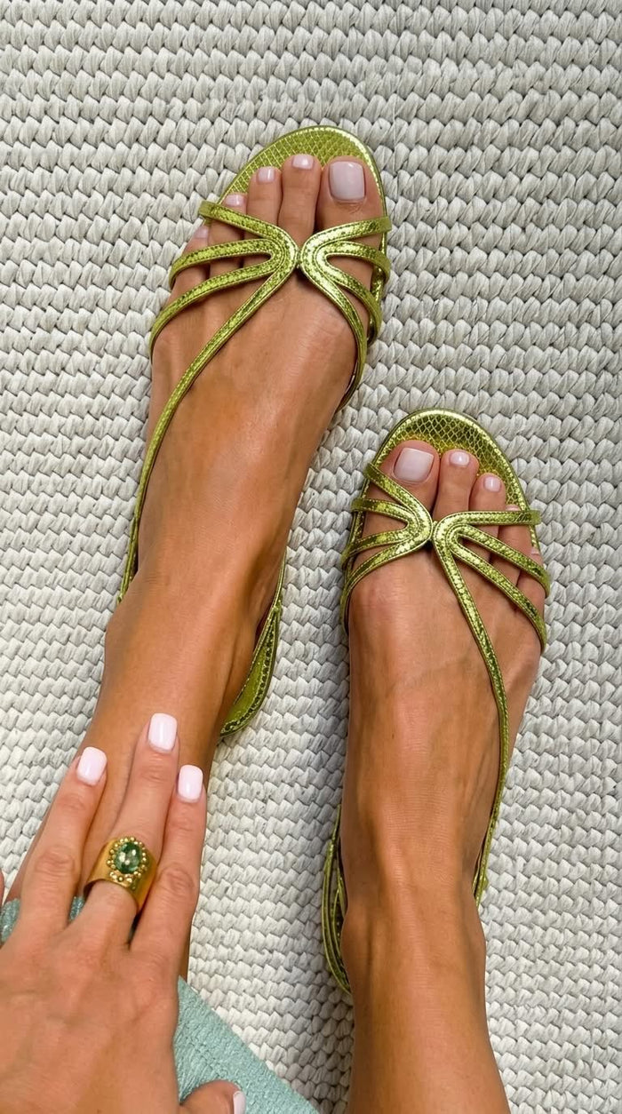 Sofia | Gouden sandalen, zomerse essentie