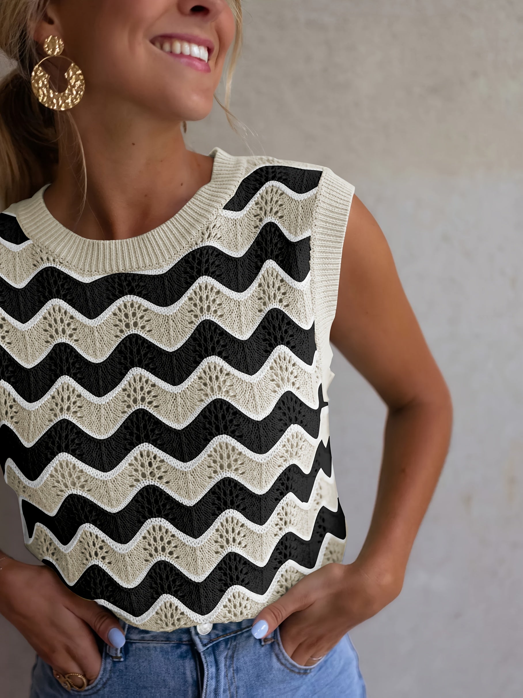 Véronique™ — Mouwloos Kabelgebreid Vest met Contrasterende Halslijn