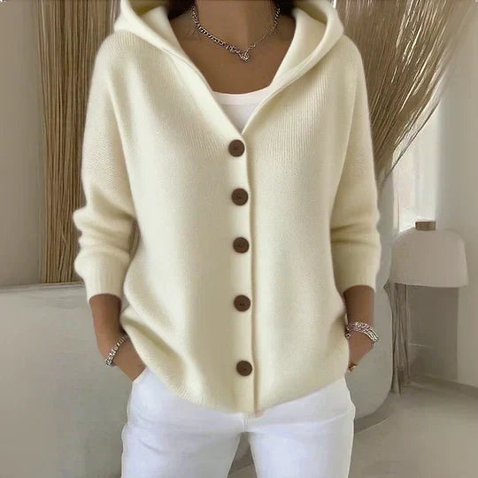 Nora – Gebreid Vest met Capuchon en Knoopsluiting