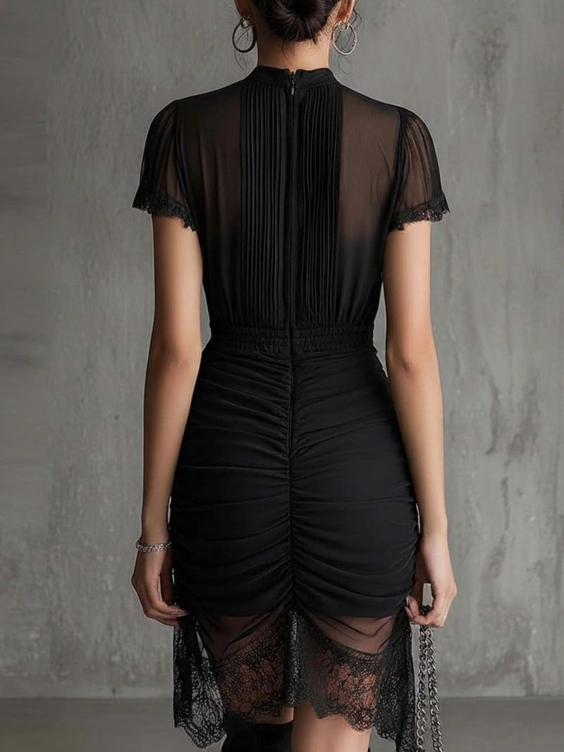 Mini-jurk van chiffon in zwart met geplooide taille en kantenrand