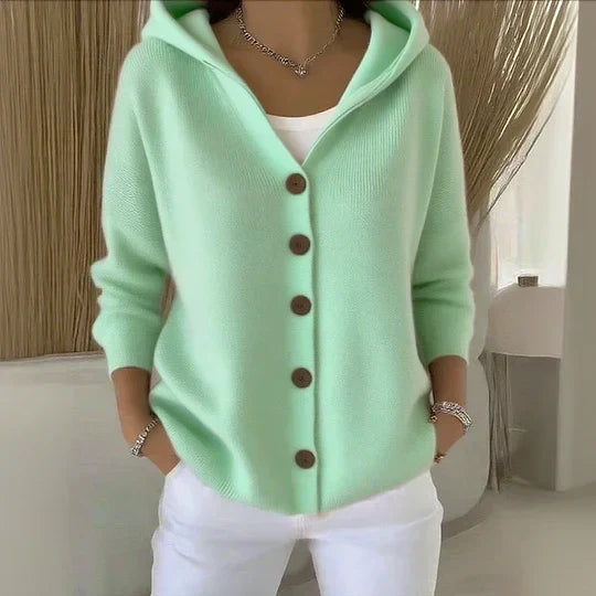 Nora – Gebreid Vest met Capuchon en Knoopsluiting