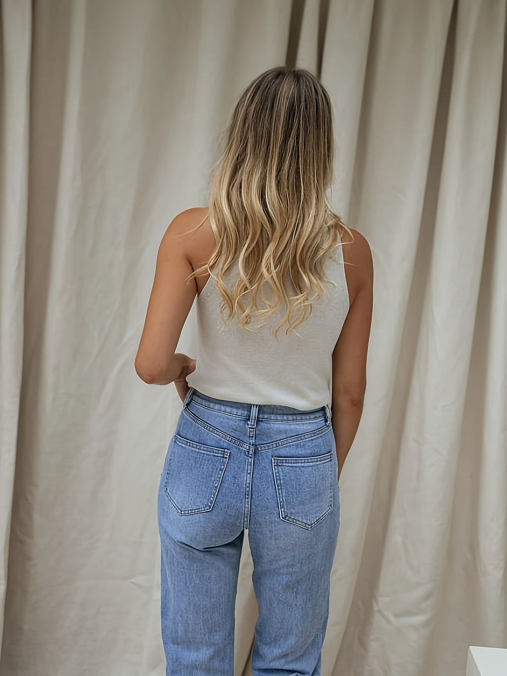 Alizée™ — Mouwloze Zomertop met Ronde Hals in Effen Kleur