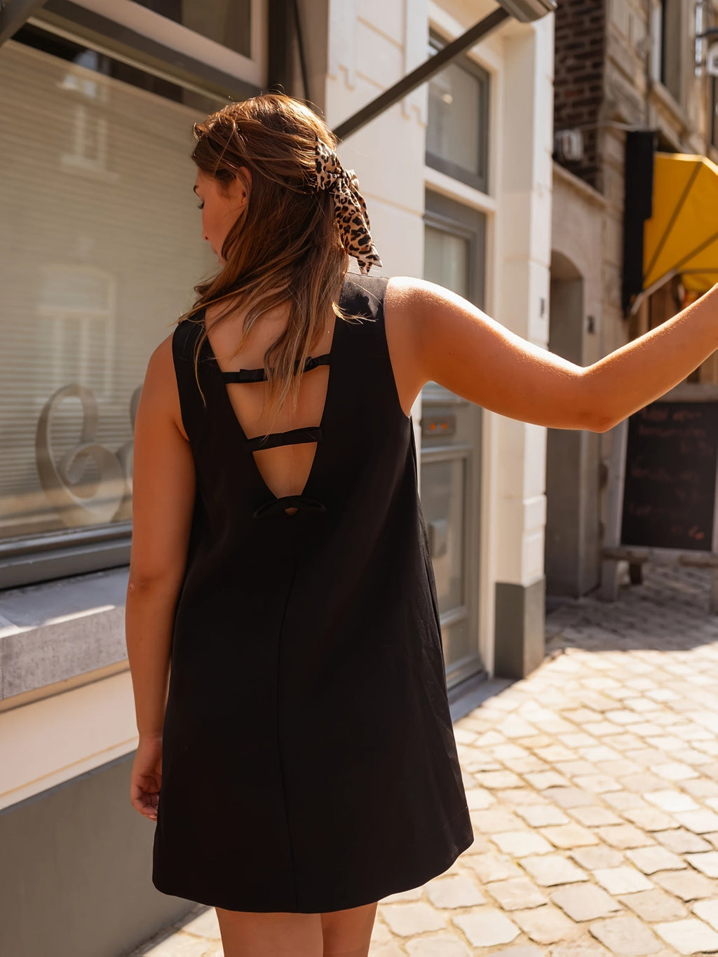 Océane™ — Losvallende Jurk met Open Rug en Strikdetail