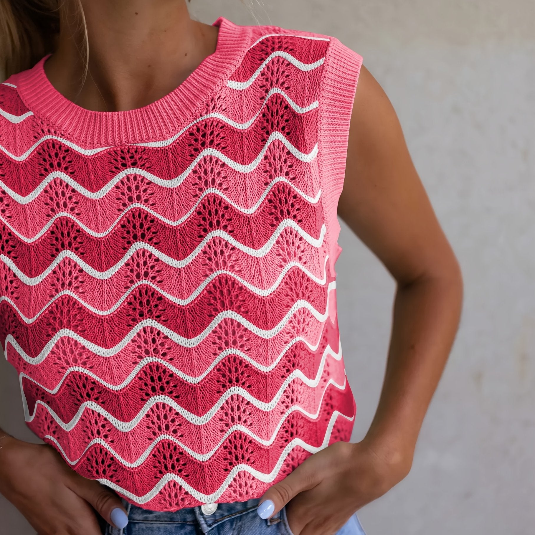 Véronique™ — Mouwloos Kabelgebreid Vest met Contrasterende Halslijn